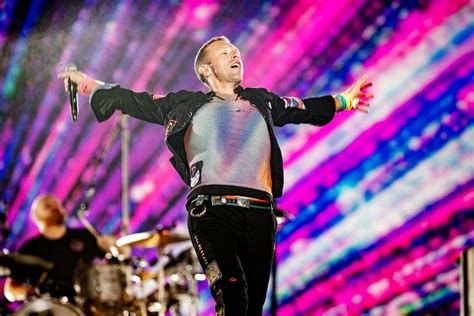  Concert Craziness! Coldplay's Chris Martin Brings Acoustic Soul to Hanoi