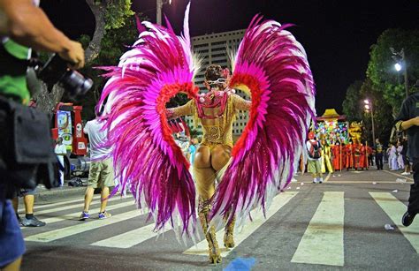 Embracing Rio: Uma Thurman's Wild Samba Session at Copacabana!