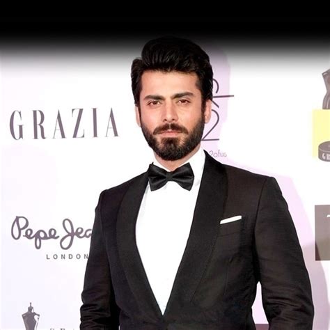  Fawad Khan: A Night of Bollywood Magic! Unveiling the Mystery Behind His Enchanting Mumbai Performance?