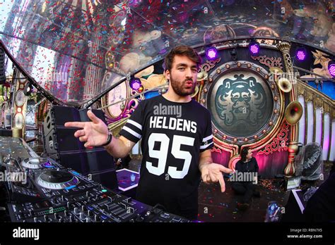  Oliver Heldens: Sóng Âm Nhạc Điện Tử Dữ Dội Và Cơn Bão Fan Club Cuồng nhiệt