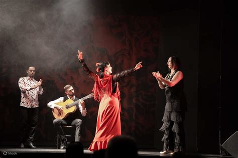 The Grand Flamenco Fiesta: A Spectacle of Passion, Rhythm, and… Unexpected Guest Appearance!